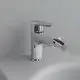 Chromene Bidetarmatur von Ideal Standard, mit glatter Oberfläche und horizontalem Auslauf, montiert auf einer hellen Oberfläche neben einem Waschbecken.